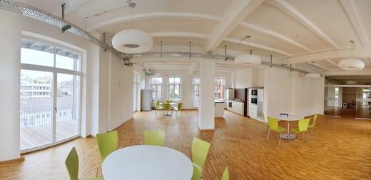 Dritter Stock, Nordflügel: Das neue „Bistro“ für gemeinsame Mittagessen, Veranstaltungen und mit viel Raum für lockere Gespräche 